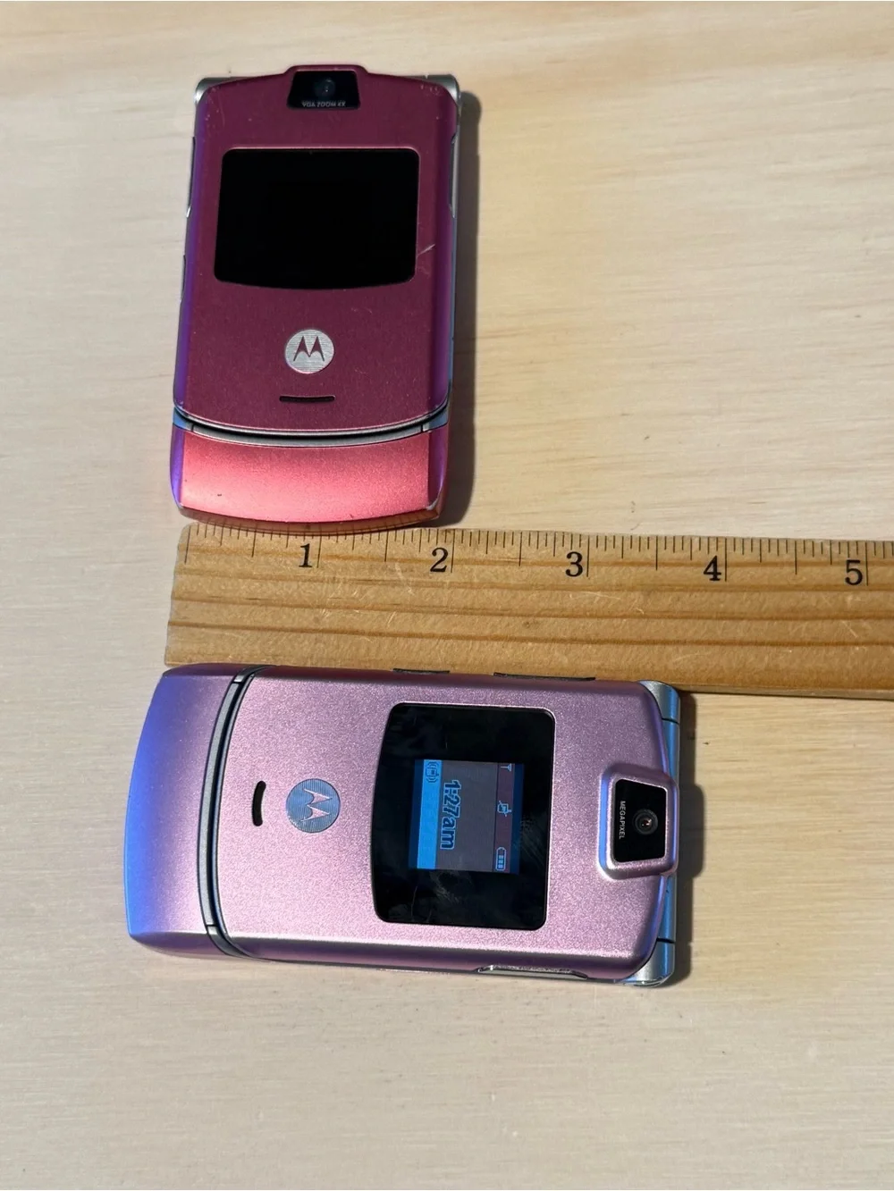 2-Motorola RAZR V3/M Pink/Hot-Pink Flip Cell Phones Turns On UNTESTED-No Charg!